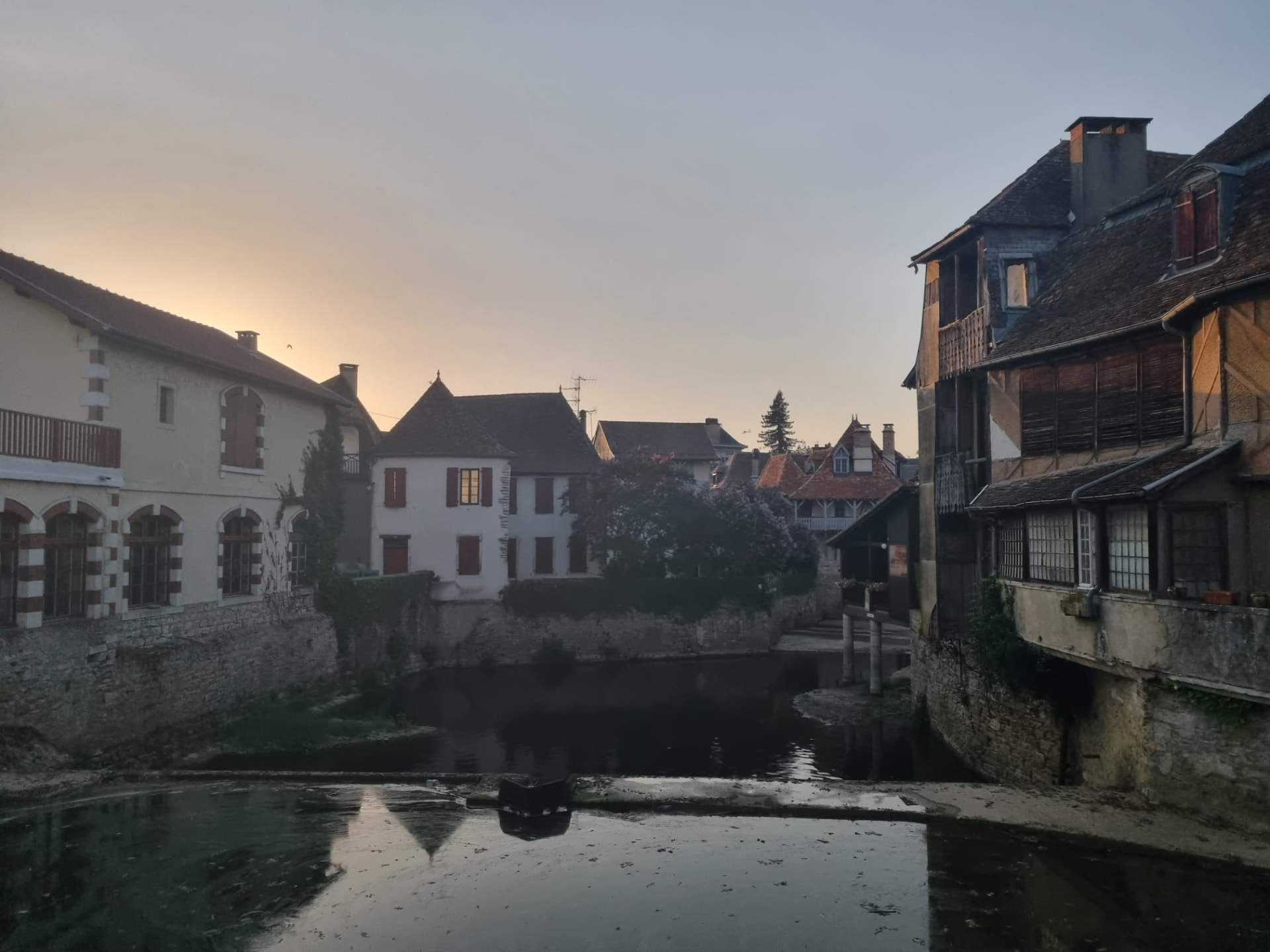 Village du Béarn des Gaves au coucher du soleil, dans la zone d'intervention